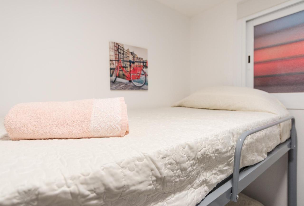 Ole Hostels Malaga Zambrano Esterno foto