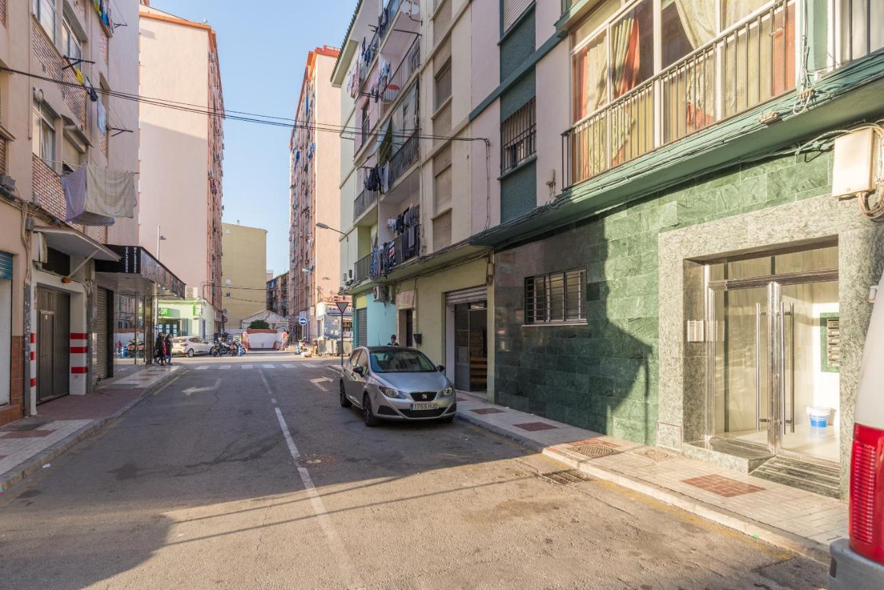 Ole Hostels Malaga Zambrano Esterno foto